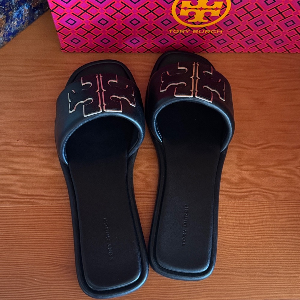 Tory Burch Double T Sport Slide size 7C (wide).
Worn once. - Picture 4 of 6